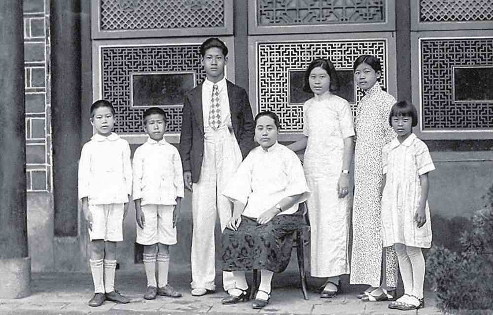 1936年，林正亨的母亲与林正亨（左三）等六名子女在雾峰林宅合影